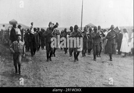 La guerra dei boeri, conosciuta anche come la seconda guerra dei boeri, la guerra sudafricana e la guerra anglo-boera. Questa immagine mostra: The Fighting Fifth: Band che suona distaccamento arrivando al campo a East London. Foto originale di "Navy and Army", c1900. Foto Stock