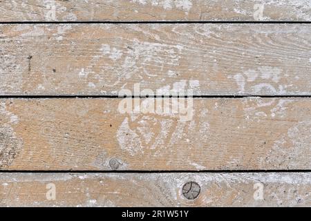 Pannelli di legno in cantiere sporchi di polvere di cemento bianco, impronte visibili, vista dall'alto Foto Stock