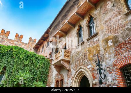 Stupendo paesaggio urbano di Verona con patio e balcone di casa Romeo e Giulietta. Ubicazione: Verona, Veneto, Italia, Europa Foto Stock