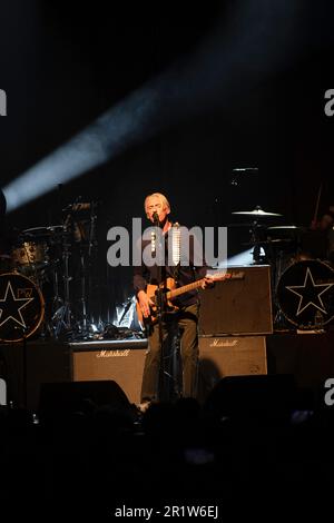 L'artista britannico Paul Weller, ex leader delle principali band The Jam and The Style Council, si esibisce dal vivo presso l'Huxleys Neue Welt di Berlino. Foto Stock