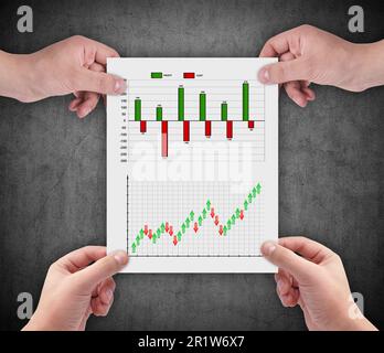 mani che tengono la carta con il grafico del disegno Foto Stock