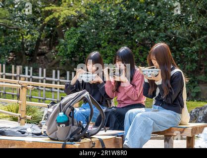 Takamatsu, Giappone - 30 marzo 2023: Belle ragazze asiatiche che mangiano la zuppa di Udon Ritsurin Garden a Takamatsu, Giappone. Foto Stock