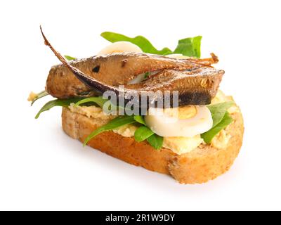 Gustoso sandwich con spratti affumicati in scatola su sfondo bianco Foto Stock