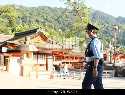 Hatsukaichi, Giappone. 15th maggio, 2023. Un ufficiale di polizia pattuglia il santuario di Itsukushima, patrimonio mondiale dell'umanità, per la sicurezza del prossimo vertice del G7 sull'isola di Miyajima, nella città di Hatsukaichi, nella prefettura di Hiroshima, Giappone occidentale, lunedì 15 maggio 2023. I leader del G7 si riuniranno per il vertice annuale di Hiroshima dal 19 al 21. (Foto di Yoshio Tsunoda/AFLO) Credit: FILO Co.. Ltd./Alamy Live News Foto Stock