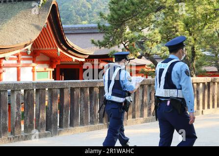 Hatsukaichi, Giappone. 15th maggio, 2023. Gli agenti di polizia pattugliano intorno al santuario di Itsukushima, patrimonio mondiale dell'umanità, per la sicurezza del prossimo vertice del G7 che si terrà sull'isola di Miyajima, nella città di Hatsukaichi, nella prefettura di Hiroshima, Giappone occidentale, lunedì 15 maggio 2023. I leader del G7 si riuniranno per il vertice annuale di Hiroshima dal 19 al 21. (Foto di Yoshio Tsunoda/AFLO) Credit: FILO Co.. Ltd./Alamy Live News Foto Stock