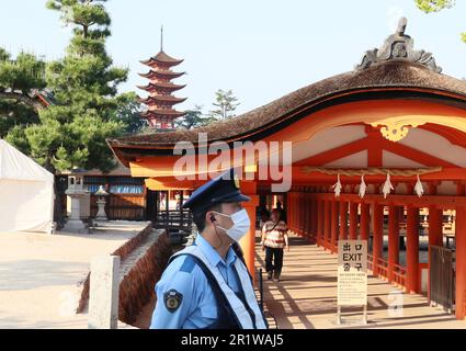 Hatsukaichi, Giappone. 15th maggio, 2023. Un ufficiale di polizia pattuglia il santuario di Itsukushima, patrimonio mondiale dell'umanità, per la sicurezza del prossimo vertice del G7 sull'isola di Miyajima, nella città di Hatsukaichi, nella prefettura di Hiroshima, Giappone occidentale, lunedì 15 maggio 2023. I leader del G7 si riuniranno per il vertice annuale di Hiroshima dal 19 al 21. (Foto di Yoshio Tsunoda/AFLO) Credit: FILO Co.. Ltd./Alamy Live News Foto Stock