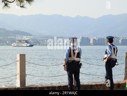 Hatsukaichi, Giappone. 15th maggio, 2023. Gli agenti di polizia pattugliano intorno ad un terminal dei traghetti per la sicurezza del prossimo vertice del G7 nell'isola di Miyajima nella città di Hatsukaichi nella prefettura di Hiroshima, Giappone occidentale, lunedì 15 maggio 2023. I leader del G7 si riuniranno per il vertice annuale di Hiroshima dal 19 al 21. (Foto di Yoshio Tsunoda/AFLO) Credit: FILO Co.. Ltd./Alamy Live News Foto Stock