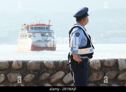 Hatsukaichi, Giappone. 15th maggio, 2023. Un ufficiale di polizia pattuglia intorno a un terminal dei traghetti per la sicurezza del prossimo vertice del G7 sull'isola di Miyajima, nella città di Hatsukaichi, nella prefettura di Hiroshima, Giappone occidentale, lunedì 15 maggio 2023. I leader del G7 si riuniranno per il vertice annuale di Hiroshima dal 19 al 21. (Foto di Yoshio Tsunoda/AFLO) Credit: FILO Co.. Ltd./Alamy Live News Foto Stock