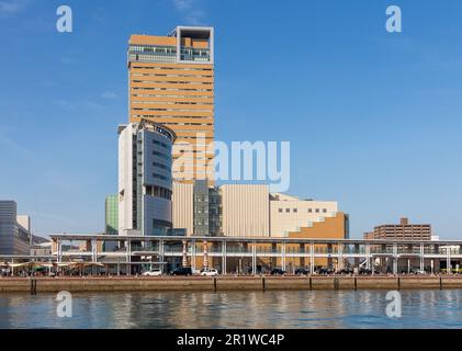 Takamatsu, Giappone - 29 marzo 2023: Vista panoramica del porto di Takamatsu dal mare a Takamatsu, Shikoku, Giappone Foto Stock