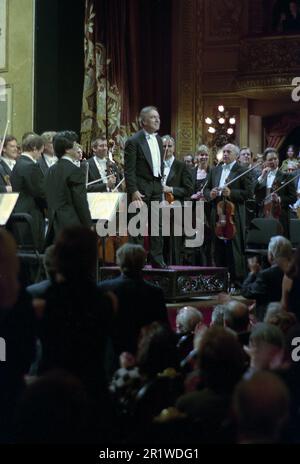 Claudio Abbado, direttore d'orchestra italiano, dopo una performance con l'Orchestra Filarmonica di Berlino al Teatro Colón di Buenos Aires, Argentina, 18th maggio 2000 Foto Stock