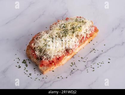 delizioso pane tostato con pomodoro, formaggio grattugiato e tonno Foto Stock