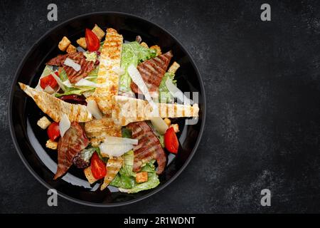 Deliziosa insalata Caesar con pancetta croccante, pollo alla griglia e parmigiano Foto Stock