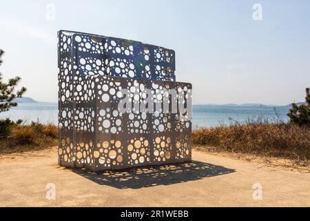 Naoshima, Giappone - 29 marzo 2023: Scultura pubblica all'aperto sull'isola d'arte di Naoshima a Kagawa, Giappone Foto Stock