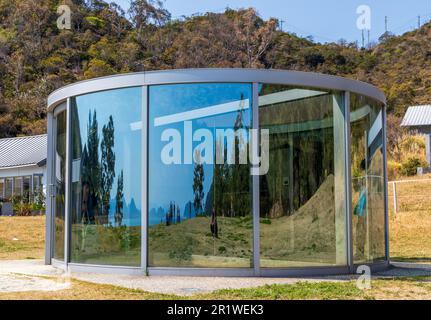 Naoshima, Giappone - 29 marzo 2023: Scultura pubblica all'aperto sull'isola d'arte di Naoshima a Kagawa, Giappone Foto Stock