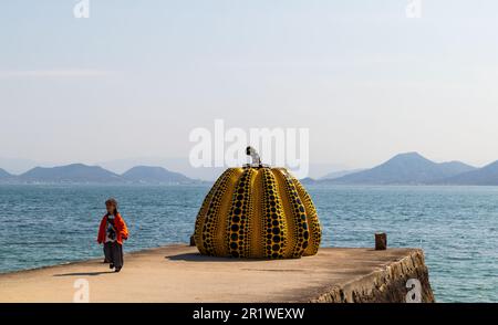 Naoshima, Giappone - 29 marzo 2023: Scultura pubblica all'aperto sull'isola d'arte di Naoshima a Kagawa, Giappone Foto Stock