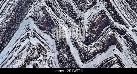 Vista a distanza della neve e delle montagne da Highwood Pass in Alberta, Canada Foto Stock