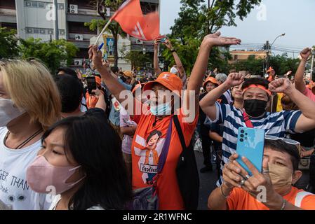 Bangkok, Thailandia. 15th maggio, 2023. I sostenitori del partito Move Forward urlano slogan e fanno gesti durante il raduno per celebrare i risultati elettorali del partito al Monumento della democrazia. Il partito Move Forward ha vinto i risultati delle elezioni generali in Thailandia. (Foto di Peerapon Boonyakiat/SOPA Images/Sipa USA) Credit: Sipa USA/Alamy Live News Foto Stock