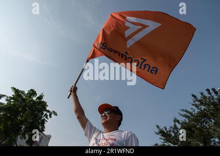 Bangkok, Thailandia. 15th maggio, 2023. Un sostenitore del partito Move Forward ha visto sventolare una bandiera durante il raduno per celebrare i risultati elettorali del partito al Monumento della democrazia. Il partito Move Forward ha vinto i risultati delle elezioni generali in Thailandia. (Foto di Peerapon Boonyakiat/SOPA Images/Sipa USA) Credit: Sipa USA/Alamy Live News Foto Stock