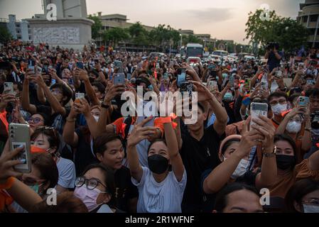 Bangkok, Thailandia. 15th maggio, 2023. I sostenitori del partito Move Forward partecipano durante il raduno per celebrare i risultati elettorali del partito al Monumento della democrazia. Il partito Move Forward ha vinto i risultati delle elezioni generali in Thailandia. (Foto di Peerapon Boonyakiat/SOPA Images/Sipa USA) Credit: Sipa USA/Alamy Live News Foto Stock