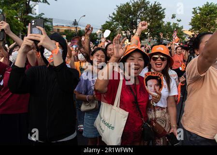 Bangkok, Thailandia. 15th maggio, 2023. I sostenitori del partito Move Forward urlano slogan e fanno gesti durante il raduno per celebrare i risultati elettorali del partito al Monumento della democrazia. Il partito Move Forward ha vinto i risultati delle elezioni generali in Thailandia. (Foto di Peerapon Boonyakiat/SOPA Images/Sipa USA) Credit: Sipa USA/Alamy Live News Foto Stock