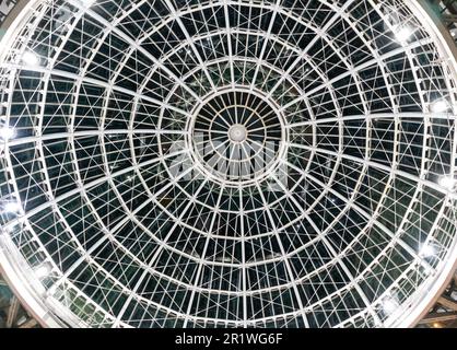 Cupola in vetro o finestra rotonda sul tetto. Motivi architettonici di moda in costruzione moderna. Foto Stock