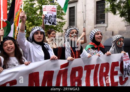 Madrid, Spagna. 14th maggio, 2023. Le manifestanti femminili cantano slogan mentre marciano con una bandiera che esprime la loro opinione durante la dimostrazione. Marzo contro Israele per il 75th° anniversario della Nakba di Madrid (Foto di Richard Zubelzu/SOPA Images/Sipa USA) Credit: Sipa USA/Alamy Live News Foto Stock