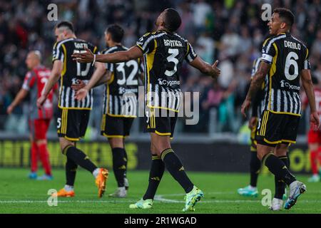 Torino, Italia. 14th maggio, 2023. Gleison Bremer della Juventus FC (C) festeggia durante la Serie Una partita di calcio del 2022/23 tra Juventus FC e US Cremonese allo stadio Allianz di Torino. (Foto di Fabrizio Carabelli/SOPA Images/Sipa USA) Credit: Sipa USA/Alamy Live News Foto Stock