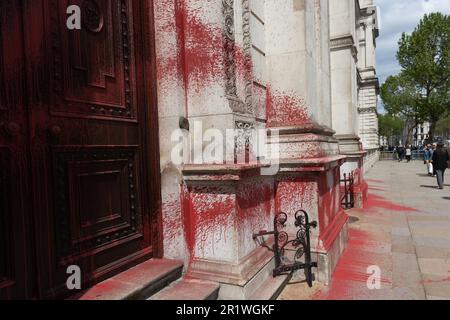 Londra, Regno Unito. 15th maggio, 2023. La vernice rossa colora l'esterno dell'ufficio degli esteri di Whitehall per celebrare il 75th° anniversario della Nakba di Londra. Al Nakba o la catastrofe palestinese hanno visto l'espulsione da parte della milizia sionista di centinaia di migliaia di palestinesi dalle loro case e terre nel 1948 dopo la fondazione di Israele. (Foto di Tejas Sandhu/SOPA Images/Sipa USA) Credit: Sipa USA/Alamy Live News Foto Stock