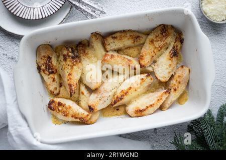 Pere al forno con parmigiano. Grassi sani, mangiare pulito per la perdita di peso. Pere fatte in casa con formaggio. Ricetta antipasti idea. Foto di alta qualità. Foto Stock