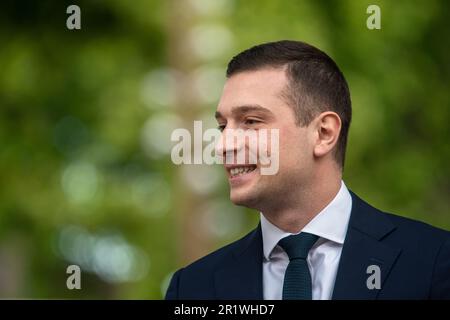 Marignane, Francia. 12th maggio, 2023. Jordan Bardella presidente del Rassemblement National (RN) è visto prima del suo discorso. Politico francese e presidente del partito Rassemblement National (RN) Jordan Bardella inaugura l'ufficio del vice del suo partito Franck Allisio eletto nel 2022 a Marignane, in Francia. Credit: SOPA Images Limited/Alamy Live News Foto Stock