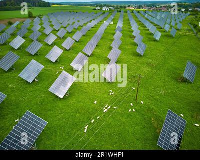 Campo fotovoltaico a Waidhofen, Baviera, Germania, 14 maggio 2023. © Peter Schatz / Alamy Live News Foto Stock