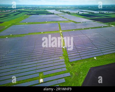 Campo fotovoltaico a Brunnen, Baviera, Germania, 14 maggio 2023. © Peter Schatz / Alamy Live News Foto Stock