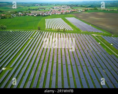 Campo fotovoltaico a Brunnen, Baviera, Germania, 14 maggio 2023. © Peter Schatz / Alamy Live News Foto Stock