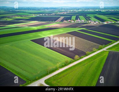 Campo fotovoltaico a Brunnen, Baviera, Germania, 14 maggio 2023. © Peter Schatz / Alamy Live News Foto Stock