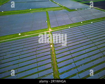 Campo fotovoltaico a Brunnen, Baviera, Germania, 14 maggio 2023. © Peter Schatz / Alamy Live News Foto Stock