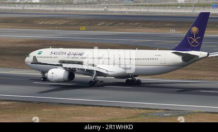 ISTANBUL, TURKIYE - 06 AGOSTO 2022: L'Airbus 330-343E della Saudi Arabian Airlines (1770) atterra all'aeroporto internazionale di Istanbul Foto Stock