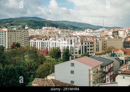 Vista aerea del paesaggio urbano di Pontevedra con moderni edifici di appartamenti. Foto di alta qualità Foto Stock