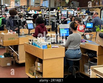 Banconi alla cassa del Park Slope Food Coop con oltre 16.000 membri a Brooklyn, New York. Foto Stock