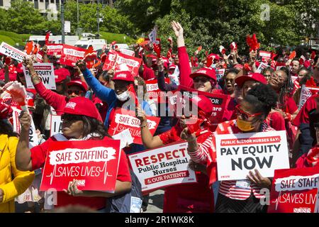 Mercoledì 10th maggio 2023 NYSNA (NY state Nurses Associo. I membri) che lavorano per gli ospedali pubblici di New York e le agenzie Mayoral hanno tenuto un raduno a Foley Square per suonare l’allarme sulla crisi di un livello di personale insufficiente e di un alto turnover che minaccia l’assistenza ai pazienti vulnerabili che dipendono dal sistema sanitario pubblico della nostra città. Gli infermieri chiedono equità salariale per quanto riguarda la sanità e la giustizia razziale. Foto Stock