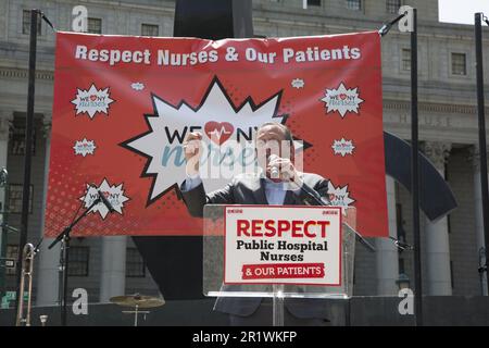 Mercoledì 10th maggio 2023 NYSNA (NY state Nurses Associo. I membri) che lavorano per gli ospedali pubblici di New York e le agenzie Mayoral hanno tenuto un raduno a Foley Square per suonare l’allarme sulla crisi di un livello di personale insufficiente e di un alto turnover che minaccia l’assistenza ai pazienti vulnerabili che dipendono dal sistema sanitario pubblico della nostra città. Gli infermieri chiedono equità salariale per quanto riguarda la sanità e la giustizia razziale. NY City Comptroller Brad Lander parla a sostegno delle richieste degli infermieri. Foto Stock