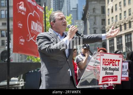 Mercoledì 10th maggio 2023 NYSNA (NY state Nurses Associo. I membri) che lavorano per gli ospedali pubblici di New York e le agenzie Mayoral hanno tenuto un raduno a Foley Square per suonare l’allarme sulla crisi di un livello di personale insufficiente e di un alto turnover che minaccia l’assistenza ai pazienti vulnerabili che dipendono dal sistema sanitario pubblico della nostra città. Gli infermieri chiedono equità salariale per quanto riguarda la sanità e la giustizia razziale. NY City Comptroller Brad Lander parla a sostegno delle richieste degli infermieri. Foto Stock