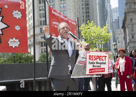 Mercoledì 10th maggio 2023 NYSNA (NY state Nurses Associo. I membri) che lavorano per gli ospedali pubblici di New York e le agenzie Mayoral hanno tenuto un raduno a Foley Square per suonare l’allarme sulla crisi di un livello di personale insufficiente e di un alto turnover che minaccia l’assistenza ai pazienti vulnerabili che dipendono dal sistema sanitario pubblico della nostra città. Gli infermieri chiedono equità salariale per quanto riguarda la sanità e la giustizia razziale. NY City Comptroller Brad Lander parla a sostegno delle richieste degli infermieri. Foto Stock