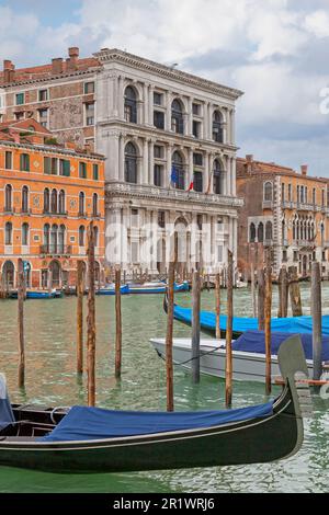 Venize, Italia - Aprile 06 2019: Gondole sul Canal Grande di fronte al Palazzo Grimani di San Luca (Corte d'appello). Foto Stock