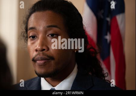 Sacramento, California, Stati Uniti. 15th maggio, 2023. Justin Jones, rappresentante del Tennessee, parla durante una conferenza stampa con i legislatori statali al Campidoglio dello Stato di Sacramento, lunedì 15 maggio 2023. L'Assemblyman Mike A. Gipson, D-Carson introdurrà l'AJR 5 che denuncia le azioni della Legislatura del Tennessee e il suo ruolo nel mettere a repentaglio la democrazia. Justin Jones, rappresentante del Tennessee, che è stato uno dei due rappresentanti che sono stati espulsi. (Credit Image: © Paul Kitagaki Jr./ZUMA Press Wire) SOLO PER USO EDITORIALE! Non per USO commerciale! Foto Stock