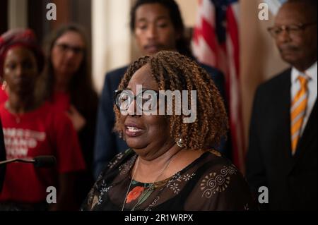 Sacramento, California, Stati Uniti. 15th maggio, 2023. Il presidente del NCAAP di Oakland Cynthia Adams ascolta il rappresentante del Tennessee Justin Jones durante una conferenza stampa al Campidoglio di stato a Sacramento, lunedì 15 maggio 2023. (Credit Image: © Paul Kitagaki Jr./ZUMA Press Wire) SOLO PER USO EDITORIALE! Non per USO commerciale! Foto Stock