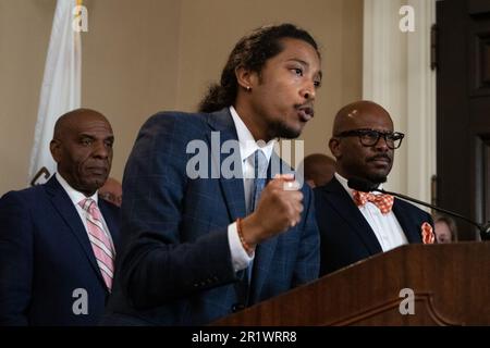 Sacramento, California, Stati Uniti. 15th maggio, 2023. Justin Jones, rappresentante del Tennessee, parla durante una conferenza stampa con i legislatori statali al Campidoglio dello Stato di Sacramento, lunedì 15 maggio 2023. L'Assemblyman Mike A. Gipson, D-Carson, di sinistra, introdurrà l'AJR 5 che denuncia le azioni della Legislatura del Tennessee e il suo ruolo nel mettere a repentaglio la democrazia. Justin Jones, rappresentante del Tennessee, che è stato uno dei due rappresentanti che sono stati espulsi. (Credit Image: © Paul Kitagaki Jr./ZUMA Press Wire) SOLO PER USO EDITORIALE! Non per USO commerciale! Foto Stock