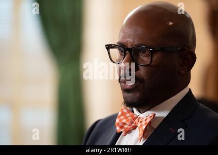 Sacramento, California, Stati Uniti. 15th maggio, 2023. L'Assemblyman Mike A. Gipson, D-Carson parla durante una conferenza stampa con il rappresentante del Tennessee Justin Jones, che è stato uno dei due rappresentanti espulsi al Campidoglio di Sacramento, lunedì 15 maggio 2023. Gibson presenterà l'AJR 5 all'Assemblea più tardi nel giorno in cui denuncia le azioni della Legislatura del Tennessee e il suo ruolo nel mettere a repentaglio la democrazia. (Credit Image: © Paul Kitagaki Jr./ZUMA Press Wire) SOLO PER USO EDITORIALE! Non per USO commerciale! Foto Stock