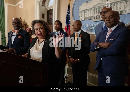 Sacramento, California, Stati Uniti. 15th maggio, 2023. L'Assemblymember mia Bonta parla e presenta il Rappresentante del Tennessee Justin Jones, che fu uno dei due rappresentanti espulsi, durante una conferenza stampa al Campidoglio di Sacramento, lunedì 15 maggio 2023. (Credit Image: © Paul Kitagaki Jr./ZUMA Press Wire) SOLO PER USO EDITORIALE! Non per USO commerciale! Foto Stock