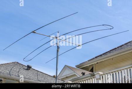 NEW ORLEANS, LA, USA - 14 MARZO 2023: Antenna sul tetto in stile antico tra case in un quartiere residenziale Foto Stock