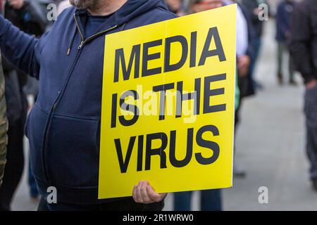 Londra, Regno Unito. 13 maggio 2023. CoviLeaks ha tenuto un raduno a Trafalgar Square. I CoviLeaks affermano di essere nati in risposta alla propaganda dei media mainstream e alla disinformazione del governo riguardo alla "pandemia” di COVID-19. CoviLeaks sostiene che il blocco ha avuto conseguenze catastrofiche che hanno portato a morti eccessive, povertà e gravi danni economici, credono anche fermamente che il "vaccino” non sia stato dimostrato sicuro o efficace, stia danneggiando milioni di persone e per alcuni è stato fatale. Abdullah Bailey/Alamy Live News Foto Stock